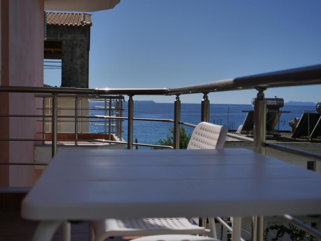 Himara Royal Hotel Exteriör bild